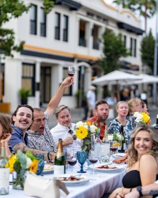 communal table in the middle of downtown calistoga