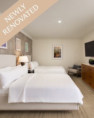 Hotel Room with Two Beds, a Lamp in Napa